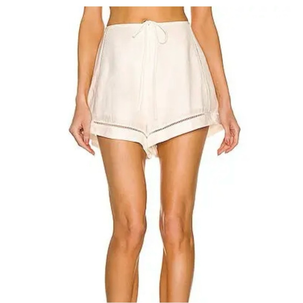 CULT GAIA 
Itzel Short In White - Off White